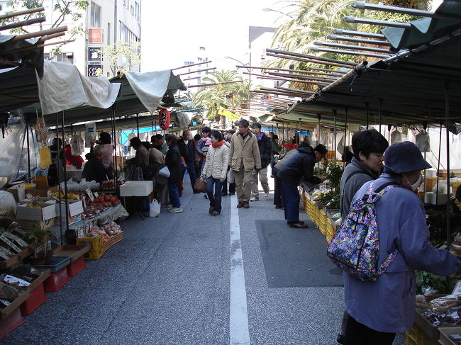 せっかく遠くまで来たので<br />仕事の合間に観光しました。<br /><br />日曜市をぶらぶらして<br />高知城に登り<br />商店街で昼ごはんを食べ<br />ハリマヤ橋を見ました。<br /><br />