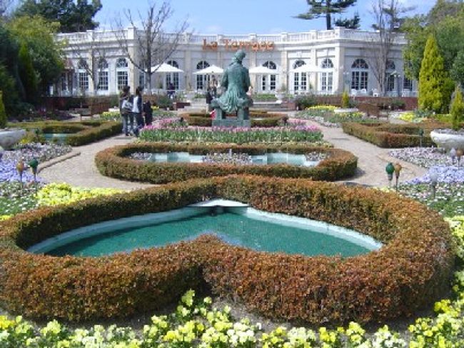 伝統の中に新しい要素を採り入れてきた、歴史と文化の町・倉敷。1997年7月18日。 デンマークのチボリ公園と提携したプログラムパーク、倉敷チボリ公園が岡山県倉敷市に誕生しました。 倉敷は、白壁の古い町並みを大切に保存し、大原美術館に代表される芸術と、毎年春に開催する音楽祭 で知られる観光都市。このような歴史、芸術、音楽、文化など、コペンハーゲンと共通 するところの多い 魅力的な街に、デンマークのチボリ公園の楽しさ、快適さ、美しさを生かしながら、同時に日本人の感性に フィットした倉敷チボリ公園が創造できることは、とても喜ばしいことです。 時代や年代を超えて、あらゆる人々がそれぞれに「心のやすらぎ」を探し出すことのできる空間を提供する、 新しいタイプのプログラムパーク。倉敷の町が伝統を積み重ねてきたように、倉敷チボリ公園という森も、 この白壁の町で、歳月とともにさらに美しく豊かに成長していくことでしょう。<br />http://www.trave-l.com/blog/hunkorogashi/<br /><br /><br /><br />1843年、デンマーク。首都コペンハーゲンに、感動とロマンにあふれた公園の建設を夢みる、 ひとりの男がいました。ゲオ・カーステンセン。当時の国王クリスチャン8世から約6ヘクタールの土地を借りうけ、 みずからの手で魔法の庭園、チボリ公園を誕生させたのでした。開園当初の日、入園者は3615人。ところが、 チボリ公園の魅力は国内外へと伝わり、着実にファンを増やして、1周年の日には1万6千人を突破しました。 多くの小説家や詩人たちからも愛され、なかでもあのアンデルセンはしばしば足をはこび、童話の構想を練った と言われています。都市型公園の基本を忘れず、つねに豊かに進化していくチボリ公園はデンマークの誇りであり、 創設以来2億7千人が訪れたという世界有数の観光スポットです。そして現在もなお、世界中から年間約350万人 の人々が訪れています。