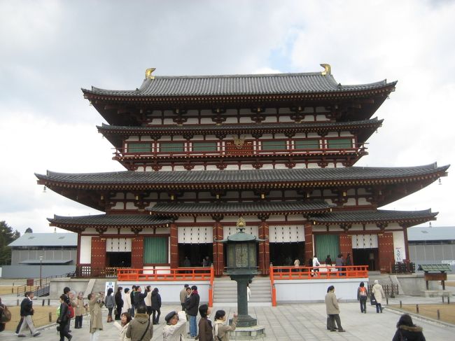 この歳にして初めて奈良へ旅行しました＾＾；<br />近鉄の週末フリー切符（\4,000)を使って、<br />3種類の世界遺産をめぐる1泊2日の旅です。<br />地域ごとに４冊の旅行記にすることにしました。<br /><br />　?奈良市～鹿たちと戯れて～<br />　?法隆寺～五重塔に魅せられて～<br />　?西ノ京～歴史の道をてくてくと～<br />　?吉野山～桜を待ちわびて～<br />