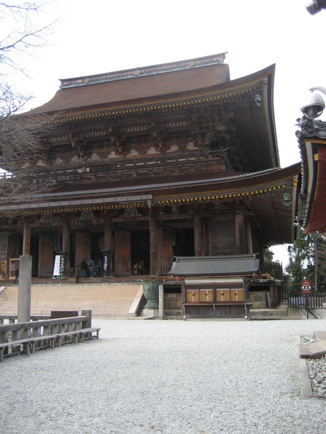 この歳にして初めて奈良へ旅行しました＾＾；<br />近鉄の週末フリー切符（\4,000)を使って、<br />3種類の世界遺産をめぐる1泊2日の旅です。<br />地域ごとに４冊の旅行記にすることにしました。<br /><br />　?奈良市～鹿たちと戯れて～<br />　?法隆寺～五重塔に魅せられて～<br />　?西ノ京～歴史の道をてくてくと～<br />　?吉野山～桜を待ちわびて～