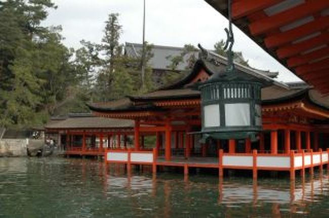 広島に1泊2日でやってきました。<br /><br />旅の行程<br /><br />羽田→広島空港→(高速バス)→広島駅→宮島口→(フェリー乗り換え)→宮島→厳島神社→(フェリー)宮島口→岩国駅→<br />錦帯橋→広島市内<br /><br />広島と山口を一気に制覇しようという試みです。<br />(あとで詳しい錦帯橋の旅行記も作る予定です)<br />あと、世界遺産の厳島神社、初めて訪れる原爆ドーム