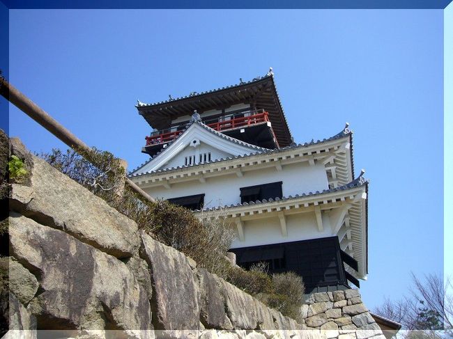 四国中央市、旧川之江市の小高い山の上に『川之江城』はある。<br />◆四国中央市　2004年4月1日、川之江市、伊予三島市、宇摩郡土居町、同新宮村の４市町村が合併して誕生。人口９万６０００。