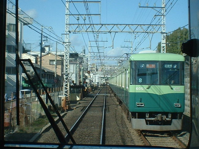 とある休日、「おけいはん」こと京阪電車の特急で大阪･淀屋橋から京都・中書島へ。ダブルデッカーが人気の京阪特急ですが、やはり、一番の特等席は運転席直後のシートでしょう。そこに陣取り前面展望シーンを撮影して見ました。運転士気分でご覧あれ。<br />＊下り（大阪方面）では、この特等席が優先座席になっていますのでご注意を。