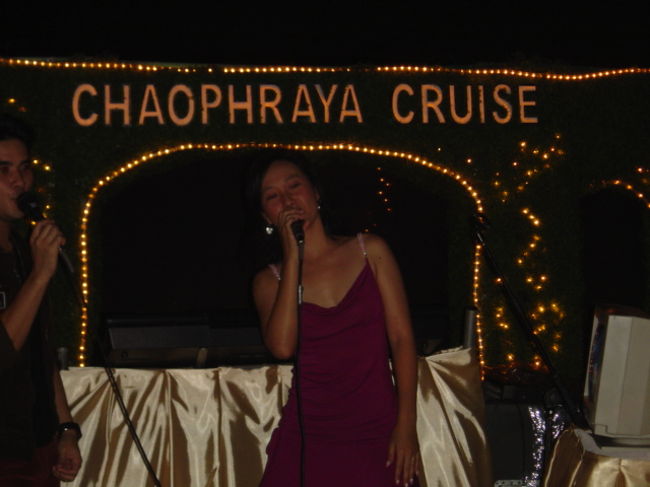 The Truly Exotic Thai Cruise on Chaophraya River<br /><br />昼間のクルーズも良いけど夜のクルーズは、また別の感動が有ります。<br />ライトアップされた、寺院・橋・ホテルとバンコクの夜の美しさは船上で、毎回新たな発見があります。<br />船上にはバンコクの熱気がありません。<br /><br />スタートは［Ｒｉｖｅｒ　Ｃｉｔｙ　Ｐｉｅｒ］<br />上流の［Ｒａｍａ　８　Ｂｒｉｄｇｅ］を目指します。<br /><br />途中、左手に［ワット・アルン］［ワット・ラカン］［タイ王室御座船博物館］を望みます。<br />右手には［ワット・ポー］［王宮］［ワット・プラケオ］を望み、橋を越えたところでＵターン。<br />［Ｔａｋｓｉｎ　Ｂｒｉｄｇｅ］まで川を下り再度Ｕターン。<br />２時間程のクルーズです。<br /><br /><br />