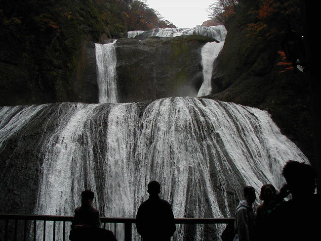 茨城県には５年ほど住んでいましたが、<br />袋田の滝を見たのは、このときが初めてです。<br />当時は大学生で、大勢の仲間とワイワイやりながらの旅でした。
