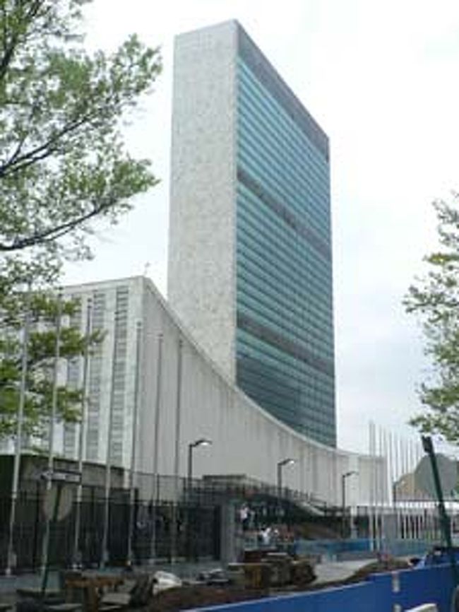 出張でニューヨークへ行ったとき、自由時間に国連本部の見学に行ってきました。<br /><br />核兵器廃絶の再検討会議が行われている時期だったので、世界各国からいろいろな人たちが集まっていました。その中でも日本のマスコミは沢山来ていました。<br /><br />世界で唯一、核のすさまじさを直爆で知っているわけですからね。そして、その後の苦しみも目の当たりにしているわけですから、日本からは本当に多くの団体の人たちが参加していました。<br /><br />国連総会を行うところや、その他さまざまな平和に関わる展示物などを見物してきました。