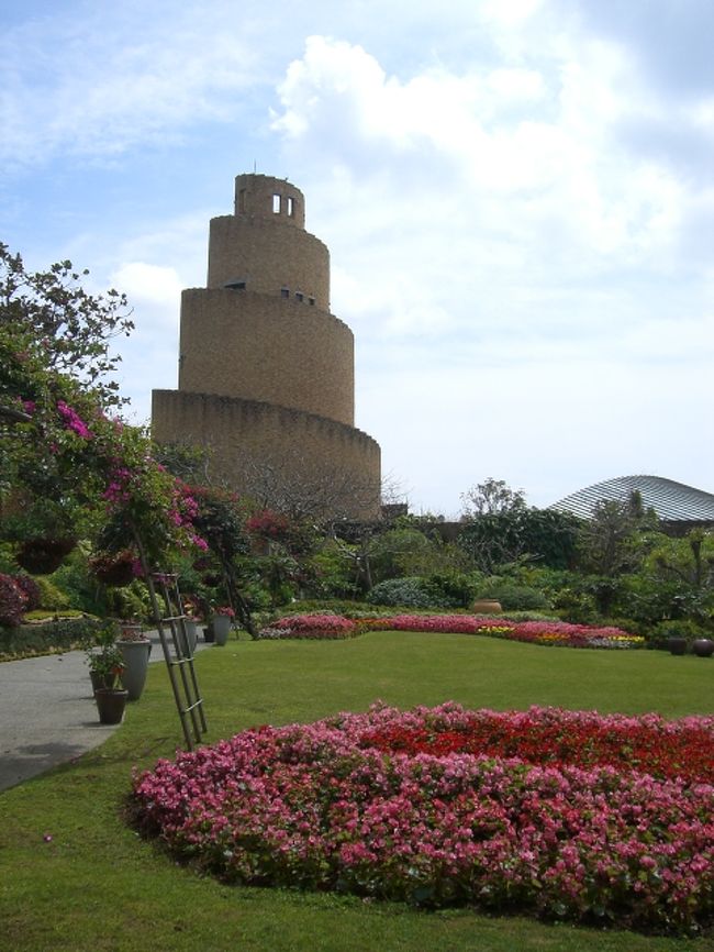 ランをはじめとして温室内には、熱帯地域の花々が咲き、<br />トロピカルフルーツが実っています。<br /><br />広くてとても立派なのに、人がとにかく少なかったです。<br />ランって好き嫌いがあるからかもしれませんね。<br />私も蘭ってそんなに好きじゃないけど、<br />パイナップルなんとかに行くよりよっぽど面白いと思います。<br /><br />水族館のチケットを持っていたら、<br />入場料が 670円→330円と割引になります。<br /><br />オキちゃん劇場はショーが15分くらいでアッという間でした。<br />一日４回あるそうです。