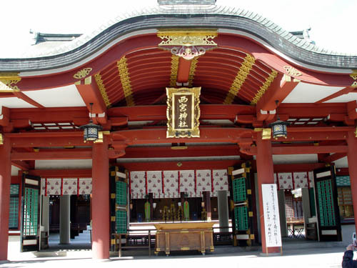 　毎年阪神タイガースが必勝祈願をする西宮戎神社に参詣して来ました。<br /><br />　大学時代芦屋のアパートに住んでいて西宮には愛車のRZ250で走り回っていたと言うのに西宮戎に参詣したのは今回が初めてです。<br /><br />　最近さっぱり当選しないIPOの当選と株式投資での必勝、次男の中学入試合格祈願、それに今年まだ１匹も釣れていない釣りでの大物ゲットと強欲丸出しの祈願をして来ました。<br /><br />　周りは高層のマンションが立ち並び、すぐ南を高速道路が走る立地ですが鎮守の森のなかのお社は静寂で趣がありました。<br /><br />　桜も咲いていて良かったです。