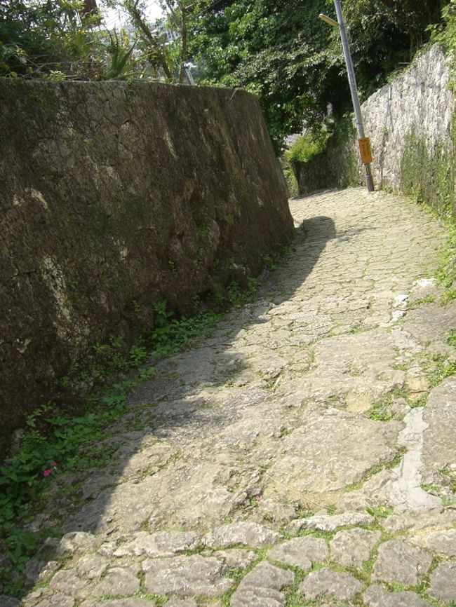 首里城の南にある「金城町石畳道」は、日本の道100選の一つ<br /><br />戦争でほとんどが失われてしまったそうですが、<br />ここには残ってました。<br />しかも、人影が少なかったのが最高！<br /><br />