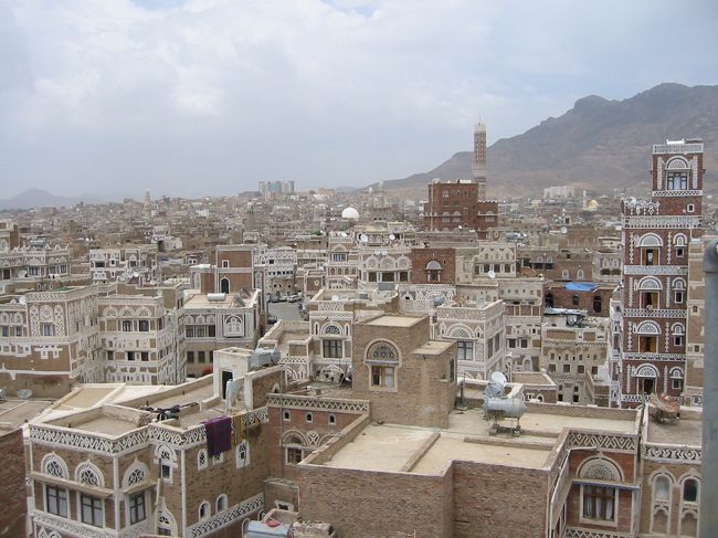 2005年の夏休みはイエメンはアラビアンナイトの世界が味わえるとの旅行人の本に魅力を感じサナアに行くことにした。<br />ただ、もしサナアがつまらなかった場合、せっかくの夏休みが悲惨になってしまうので、押さえで、カイロにも行くことにした。
