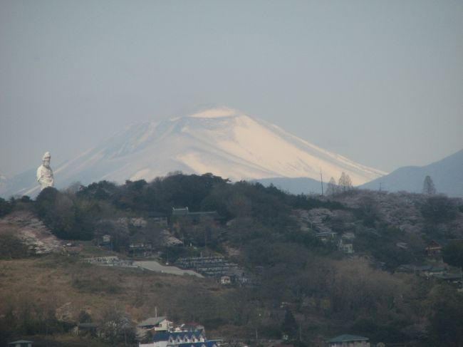 ４月５日柏崎まで出張に行った。８：２４東京発の「ＭＡＸとき３０９号」に乗って長岡まで乗車した。　この日は天気がよく車窓から見られる風景は格別だった。<br />川口〜さいたま市間では真っ白な富士山が見られた。熊谷付近では富士山は秩父の山々に隠れて見えなくなった。　その代わりに熊谷〜高崎間では浅間山がはっきりと見られて素晴らしかった。<br /><br /><br /><br />＊写真は上越新幹線の車窓より高崎観音と浅間山を眺める