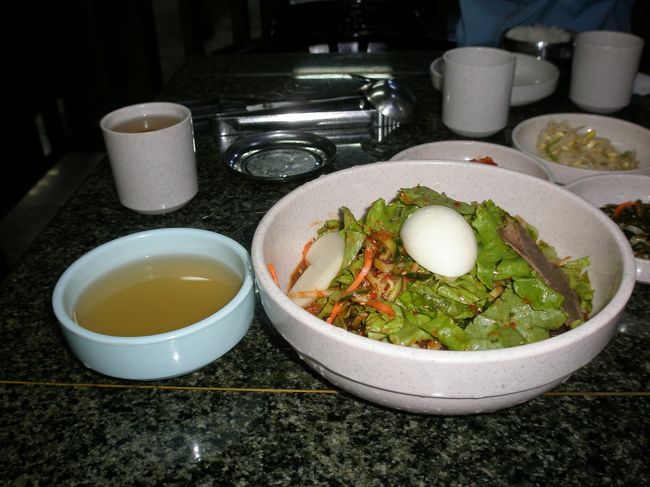 4月6日は家族の延吉生活スタート日。4周年の2007年4月6日には家族でプルコギを食べお祝いしました。写真はビビン麺と冷麺のスープです。マシイッソッスムニダ!