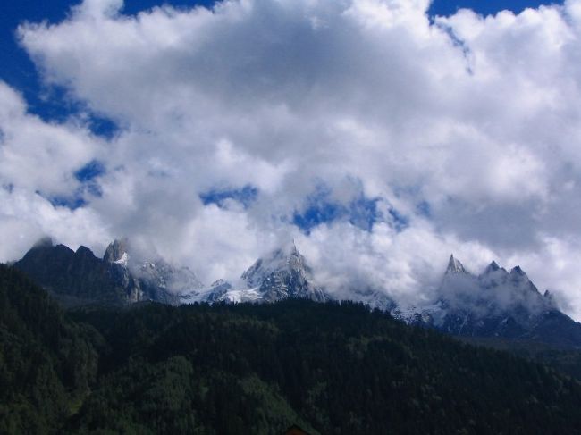 8月20日スイスのキャンプ場からモンブラン山頂をめざして。<br />20年前にもシャモニー、モンブランを訪ねたが、吹雪で全く見えずに終った。<br />今回は・・・・