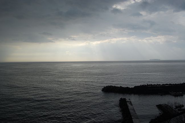 大学を卒業したので記念に旅行にい行ってきました。<br />社会人になれば、色々と忙しくて親とは遊んでくれなくなるだろうと企画したものです。<br />当然今回も気乗りはしないようでしたが・・・<br />場所は伊豆山温泉を選びました。<br />以前TV番組で紹介していた宿で、2種類の温泉に入れるということで選びました。<br />伊豆山温泉の特徴なのかも知れませんが、国道?から入る道が狭く、急坂になっていて旅館からの注意では「地上高の低い車は腹をするのでご用心」となってました。<br />私の車は、普通のクラウンですが大丈夫でした。<br />宿に入ってすぐに、宿の目の前から続く石段を登り伊豆山神社にお参りしましたが日頃の運動不足で社殿前についたときは息も絶え絶え。<br />景色の良さに救われますが、疲れました。<br />宿の飯は、あまり上等とは言えませんでした。<br />鯛のしゃぶしゃぶがメインの料理でしたが、魚が妙な味がして美味くはありませんでした。<br />追加料理としてお願いした伊勢エビのお造りは、それなりに美味く食べられましたが同じくお願いしたアワビの踊り焼もイマイチ。<br />温泉は確かに2種の源泉のようでしたがどちらもあまり特徴があるわけではなく物足りない感じでした。