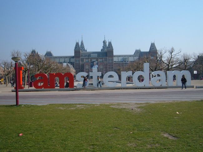 オランダは昔から自由な都市としていろいろな国から移民を受け入れている。 アムステルダムはオランダで一番の大都市。 アムステル川の入り江にある運河の囲まれた美しい街。 人々のおおらかで自由な雰囲気に包まれた素晴らしい町です。