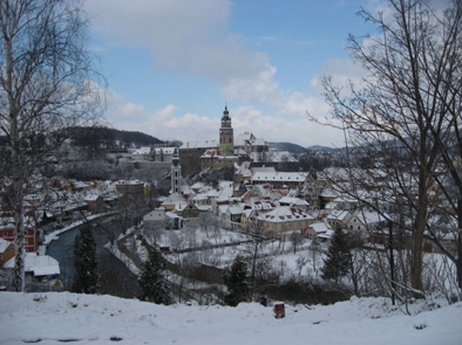 もう３月なのに雪のチェスキークムロフ。<br />小さな村は一晩で真っ白に。<br /><br />どの路地を歩いても絵になる　村全体が映画や舞台のセットの様な世界。