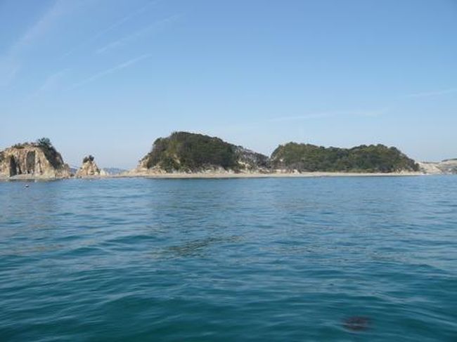 無人島サバイバル体験として、家島諸島は加島と言う無人島で体験企画を行ってきました。<br /><br />火起こしから、飲み水の確保、食料調達…とプランをこなしてきました。<br />日中は汗をかくほどの強い日差しが照りつけるも、夜はあまりの寒さに目が覚めることしばしば。<br /><br />まだ水温が低いためか、魚を捕獲することはできませんでしたが、なんとか磯にへばりつく貝を採って食してきました。<br /><br />無人島での唯一の楽しみは食事にあるなあと感じた3日間でした。