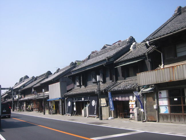 　全国には小京都(京都風のまち風情）も多いけれど、小江戸と称されるまちも多いと聞く。ここ小江戸川越は城下町として整備されたが、数度の火災により後に商家の町、特に蔵造りの商家のまちとして全国的に有名である。４０年の保存運動の歳月を経て重要伝統的建造物群保存地区に選定を受けたのは平成１１年である。以来多くの旅人をひきつけてきた。私も青春１８切符の期限最後の日、鈍行を乗り継いで小京都より小江戸を訪れた。