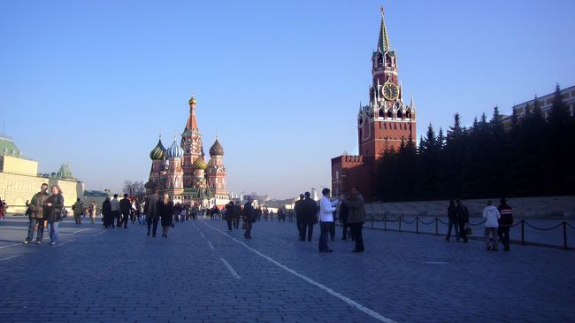 クレムリンの城壁の東北に広がるのが我々のモスクワでの最後で、ハイライトの観光スポット「赤の広場」と、この旅行の切っ掛けともなった、家内の言う”葱坊主頭”の「ホロスキー聖堂（聖ワシリ聖堂）」。<br /><br />しかし我々のバスはクレムリンの南側を回遊し、モスクワで１番おいしいと言われるチョコレート工場、モスクワ川の中ノ島に立つピョートル大帝の記念碑、昨日プーシキ美術館見学の際は逆光で黒っぽく見えた、実は純白の救世主キリスト聖堂などを車窓から眺め、またマトリョーシカの店にも立ち寄りながら、赤の広場への入場は、ガイドブックで通常見られる北側の国立歴史博物館側からでなく、ホロスキー聖堂の後ろ（南側）からの入場であった。<br /><br />ここの空も紺碧。しかし太陽はやや傾き加減の為、赤の広場を東西に明暗がくっきり。写真を撮るのはなかなか難しい。(贅沢な悩み・・・）<br /><br />見学中に新婚さんが登場。そのパーフォーマンスに目を奪われている間に、マネージナヤ広場や、グム百貨店内部を廻る時間がなくなってしまった。<br />（新婚さんお邪魔しました。お幸せに！！）<br /><br />我々のモスクワ最後の夕食は、ホテルの帰途の途中の旧オリンピックセンター内の、その名も「Olimpijsky]というレストラン。