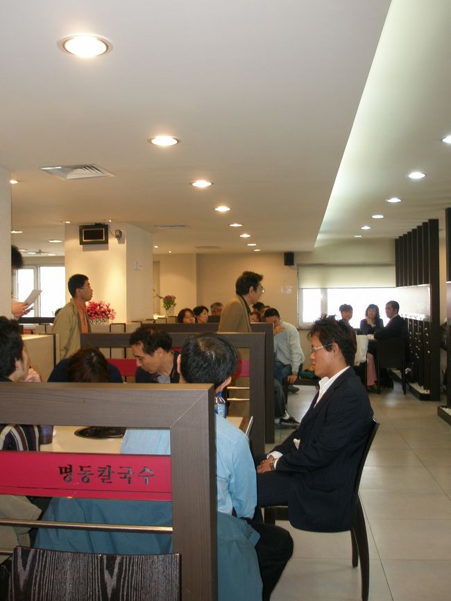 2007年4月14日(土)、延辺日本人会・臨時総会が開催されました。遠くは富山県、長野県、同じ東北三省内では瀋陽、長春からの参加者もいらっしゃいました。<br /><br />延辺日本人会臨時総会<br />日 時:2007年4月14日(土)11:30より<br />店 名:明洞刀削面(ミョンドン カルグクス)<br />場 所:愛得百貨店を南に200m 2階<br />電 話:0433−271−0204<br />会 費:40元