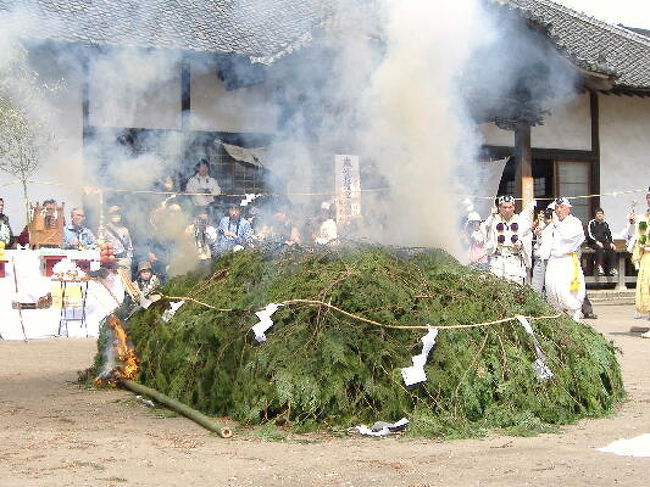 19,4,15日私の町にあります壬生寺で火渡りの儀が模様しされました壬生寺は円仁さんが誕生の地として歴史のあるお寺です円仁は天台宗で最澄に師事した方です後に滋覚大師になられた方です私もこちらの壬生に来まして34年になりますが壬生寺の場所を始めて知りました。今日は円仁太鼓、よさこいIN。MIBUの踊りお釈迦さまが象乗り子供たちが町内を練り歩き壬生寺まで行進しました境内には円仁大師の産湯の井戸も残っております