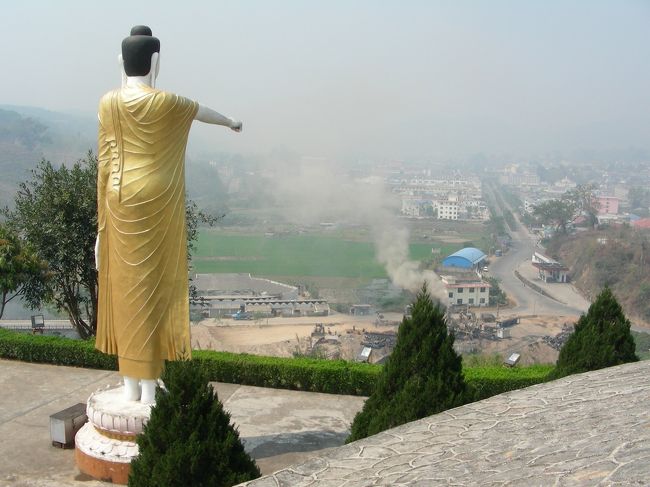 2007年4月現在、ミャンマーと中国の陸路国境は公式には開いていない。<br />(ツアーに限って、徳宏タイ族ジンポー族自治州の姐告口岸から、出入りできるが。)<br /><br />ここまで来て、どうしても国境越えに諦めが付かず、打洛(ダールオ)の中心街にたむろっているバイタクの連中や、宿のおばさんに聞くと、地元の人々は恒常的に国境など関係なく、両国を行き来しているとの事。<br /><br />国境越えのルートを教えてもらい、宿のバイクを借りて、街から街道を突っ走り、山道を越える事15分程で、そこはもうミャンマーでした。<br /><br />公式の国境は閉ざされているものの、周りには地元両国の人たちが行き来する「アジア型解放国境」のルートがたくさんありました。<br /><br />