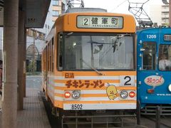 熊本駅前はカラフルな路面電車がいっぱい。