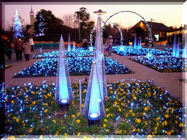 去年のクリスマス前に行ってきました。<br />芸能人の「まな・かな」ひらがなかカタカナか知らないけど、<br />来てました。テレビの取材みたい。気が付いたらスグ近くに<br />いました。ビックリ!<br /><br />ここ「なばなの里」は「いつか、行きたいなぁー」って思ってました。今回は「VICKI(愛犬)」も連れて行きました。<br /><br />イルミネーションが有名なんですがサンセット間際に行ったら<br />グットタイミングでいい写真撮れました。<br /><br />今の時期はチューリップが綺麗みたいです。<br /><br />2012.12.15 更新