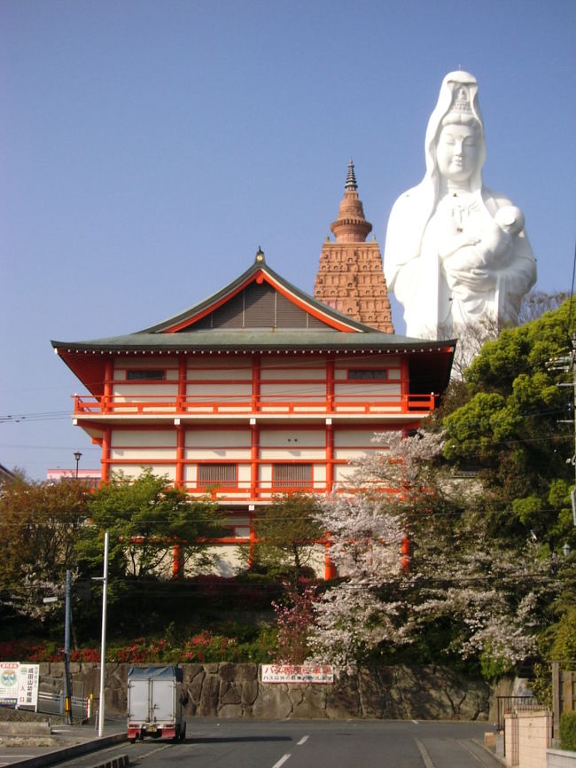 久留米成田山は新勝寺から御分霊を勧請し開山。<br />日本最大級の観音像様や日本唯一インド式塔が聳える。