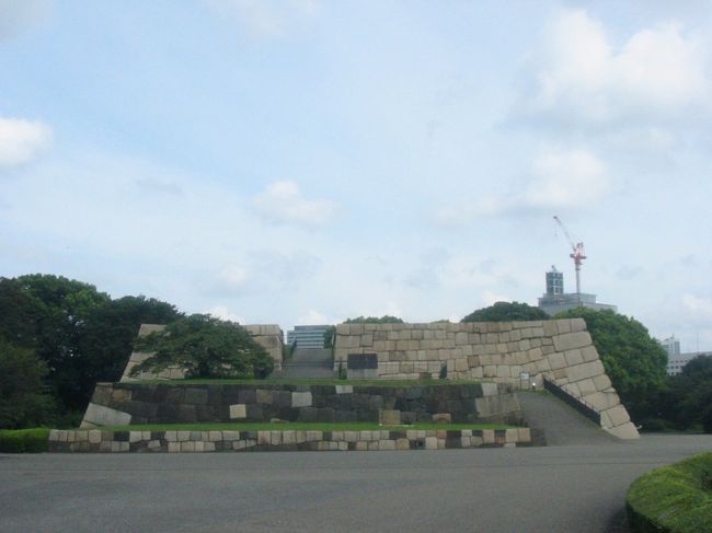 子どもの夏休みの自由研究につきあい、<br />皇居東御苑内にある、江戸城跡地を見に行きました。<br />ついでに東大も見学しちゃいました。