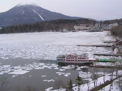 阿寒湖：早春の風物詩　砕氷船