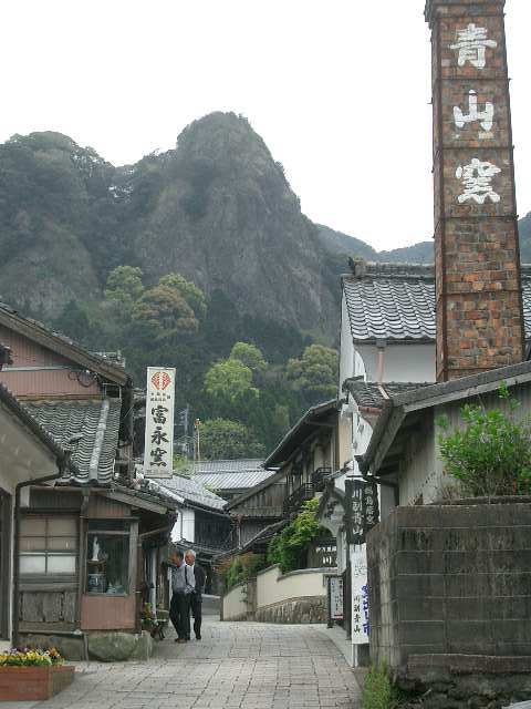 伊万里焼は大川内焼がはじまりといわれています。その大川内山まで行きました。鍋島藩がこの地に藩窯を構え、秘密保持のための関所も設けていたとの事です。現在は３０を超す窯と販売店が並んでいる、山の中の陶磁器名所です。