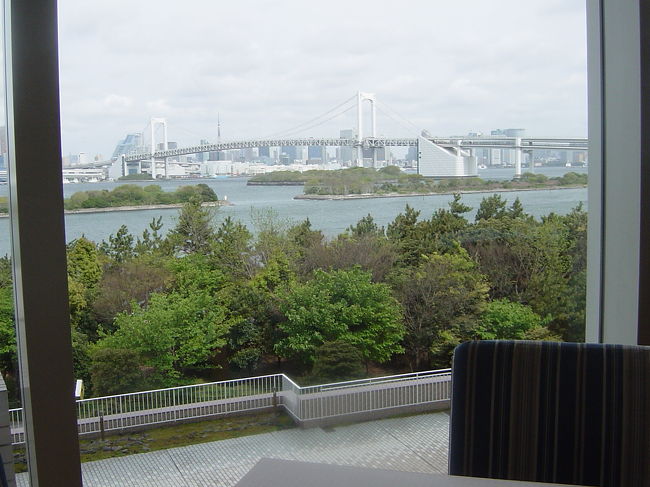週末は東京で仕事でした。<br />今回の宿泊はお台場の日航ホテル。<br />その前にグランパシフィックに泊まったのですが<br />場所的に絶対日航の方が景色がいいだろうと<br />直感しました。<br /><br />日航系は初めで興味津々。