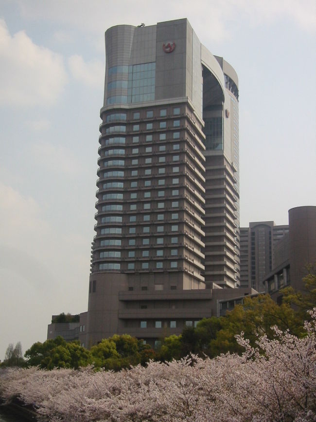 一休で予約して、帝国ホテル大阪に宿泊します。<br />30平米以上の部屋でグレードアップもあるかもしれないという10室限定のプランなのですが、残念ながら、グレードアップはありませんでした。<br />桜が咲く前に、夫が1人でこのプランで宿泊したときは、スィートのお部屋だったそうです。<br />しかし、14:00にチェックインなのですが、12:00に荷物だけ預けに行ったら、アーリーチェックインして頂けたので助かりました。ラッキーです。<br />4月11日に訪れた時は、桜が満開でキレイでした。（表紙の写真）<br />今日は、もう跡形もないくらいに終わってしまっていました。<br />ホテルも、ずっと忙しかったけれど、ようやく落ち着いたとスタッフの方がおっしゃっていました。