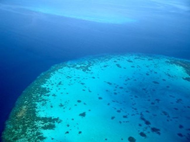 せっかくモルディブに行くんだから、水上コテージがいい。どうせだったら水上飛行機で空からの環礁を見てみたい！と選びに選んで決定したリゾートがミーム環礁のメドゥフシでした。移動は行きも帰りも晴天に恵まれて、インド洋に浮かぶエメラルドのネックレスに心が躍りました。