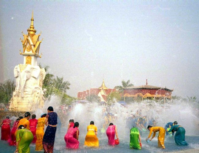 水掛け祭りの習慣は仏教の潅仏会から来る物なのか、東南アジアの仏教国では正月に行なわれ、ソンクラーン、シンジャン、ホーリーと国によって呼び名はそれぞれだが、行なう意味は「ハッピー・ニュー・イヤー」だ。<br /><br />そのランチキは、東南アジアフリークには有名で、皆一度は見てみたいと思っているはず。　（中には、自分も参加したいと思っている人も多いはず。）<br /><br />この西双版納&#20643;族園で毎日一度行なわれる「水掛け祭り」は、一年を通して毎日行なわれ、観光客用のアトラクションでは有るけれど、その雰囲気は十分に味わえる。<br /><br />本来は各国の暦に準じた正月に行なわれるため、その時期に合わせて訪れることは簡単では無いし、往々にそんな時期は街は観光客で溢れてる事だろう。<br /><br />それを考慮すると、ここは一年中、全員が民族衣装をまとって行なわれる水掛けの光景をゆったりと見ることができる。<br /><br />至れり尽くせりだ。