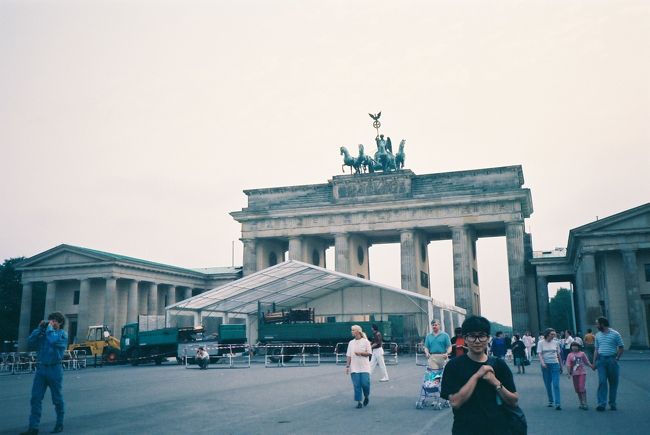 プラハから夜行列車にて移動、ブランデンブルグ門の崩壊直後でまだまだ旧共産国時代色が濃く残っている旧東ドイツのベルリンを日帰りで旅して来ました。<br />写真を撮っている所を見るかると捕まるとか、フィルムを取り上げられると言われていたような時期だったので、コワゴワ数枚だけ写真を撮ってみた。なんて勇気のある？いやただただ無謀だった若き日の自分。。