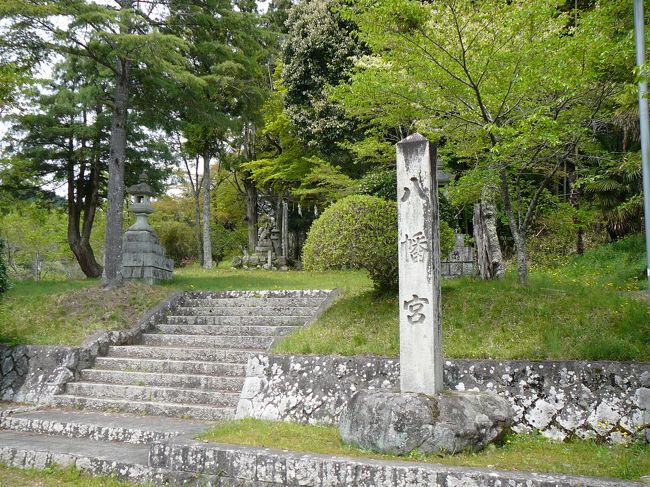 京丹波町は、京都府のほぼ中央部にあたる丹波高原の由良川水系上流部に位置し、古くから、都と丹後・山陰地方を結ぶ交通の要衝として栄えました。現在でも京都縦貫自動車道やＪＲ山陰本線をはじめ、国道9号、27号、173号などが交わり、交通環境に恵まれた地域です。<br />ドライブ散策順路<br />　→京都縦貫自動車道丹波ＩＣ→琴滝、玉雲寺→九手神社→質志鍾乳洞公園→質美八幡宮→大福光寺→昼食・休憩→わち山野草の森→長源寺（がん封じ寺）→祥雲寺・天足堂（ぼけ封じ寺）→七色の木→京都縦貫自動車道沓掛ＩＣ<br /><br />質美八幡宮 <br />　平安時代の創建と伝えられる古い神社です。現在の本殿は１７９６(寛政８)年に再建されました。境内には樹齢約４００年のスギやヒノキなどの古木が茂り、本殿や拝殿がひっそりと厳かなたたずまいを見せています。<br /> <br />