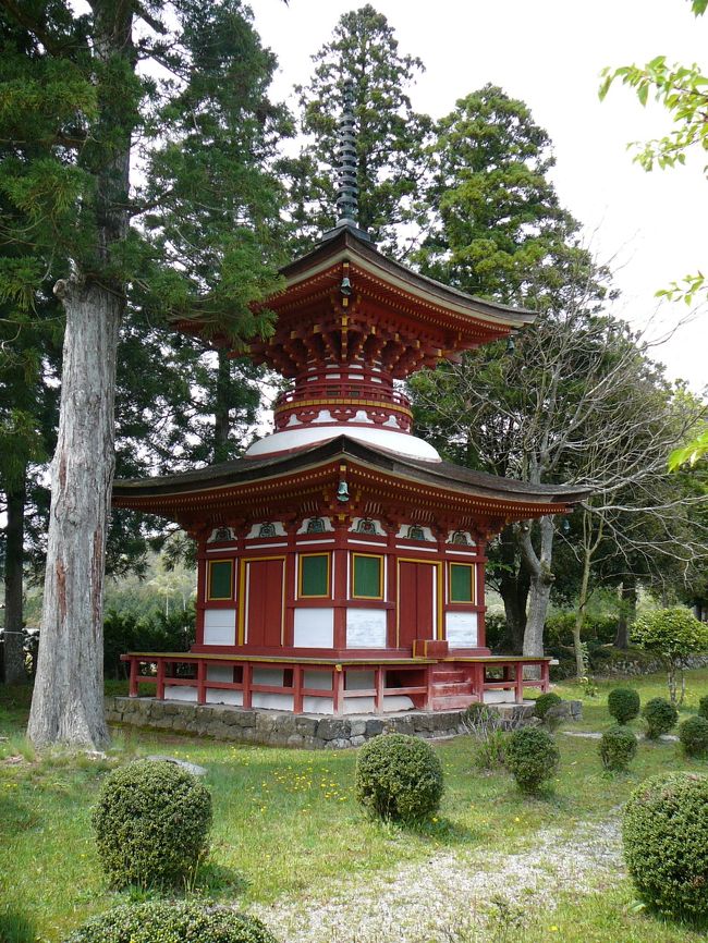 京丹波町は、京都府のほぼ中央部にあたる丹波高原の由良川水系上流部に位置し、古くから、都と丹後・山陰地方を結ぶ交通の要衝として栄えました。現在でも京都縦貫自動車道やJR山陰本線をはじめ、国道9号、27号、173号などが交わり、交通環境に恵まれた地域です。<br />ドライブ散策順路<br /> →京都縦貫自動車道丹波IC→琴滝、玉雲寺→九手神社→質志鍾乳洞公園→質美八幡宮→大福光寺→昼食・休憩→わち山野草の森→長源寺(がん封じ寺)→祥雲寺・天足堂(ぼけ封じ寺)→七色の木→京都縦貫自動車道沓掛IC<br /><br />大福光寺<br /> 延暦年間(782〜806)、京都鞍馬寺の僧、峯延が開き、足利尊氏が現在の地に移転したといわれています。<br /> 内陣が土間なのは京都では珍しく、本尊に毘沙門天を祀ることから、「蕨の毘沙門さん」の名で親しまれる名刹です。<br /> 昭和25年、本堂と同様に国の重要文化財に指定された方丈記写本は、写本としては最古のものです。<br />