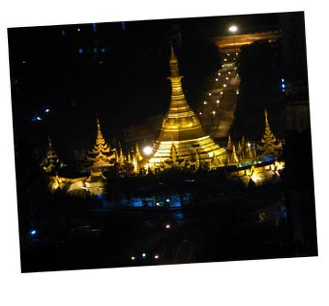 2006年夏にバガンを訪れましたが、2,000を超すといわれる寺院遺跡群が四方八方に広がる光景には圧巻されました。現地でのレンタカー調達は難しいのでヤンゴンに住む知り合いに連れていってもらいました。<br /><br />マンダレーは、首都ヤンゴンに次いで大きな都市です。ここで気づいたのは、マンダレーではバイクに乗る人が多かったのに対して、ヤンゴンでは誰もバイクに乗っていなかったこと。<br />ヤンゴンでは警官以外がバイクに乗るのは禁止なんだそうです。<br /><br />ちなみに表紙写真はヤンゴン市内のスーレーパゴダ。ホテルのラウンジから撮影したものですが、三脚の立て方が悪くて写真が傾いてしまったのでトリミングしちゃいました。<br />