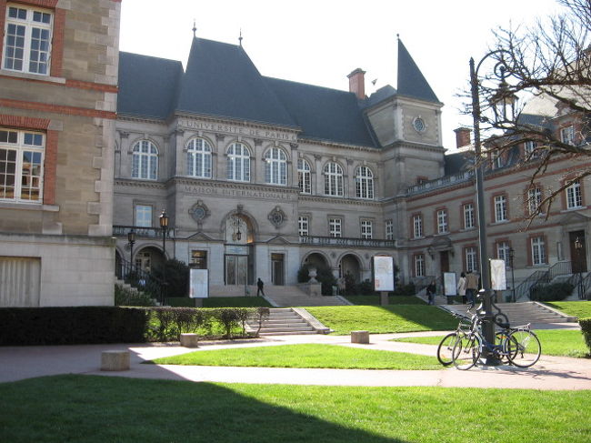　パリ大学で学ぶ留学生はどれほどいるのでしょうか。<br />　パリは学生の街、世界中から留学生たちが集まります。フランスの大学はほとんど国立なので授業料はなく、無料です。そのために外国からの留学生にとってはまさに天国かも知れません。<br />　そのうえ、パリの南に広大な大学都市が広がり(40ha)、それぞれの国の宿泊施設が建ち並びます。まるで瀟洒な高級住宅街のようです(37の寮館)。<br />　気になるのは宿泊代ですが、それぞれの国の館が値段を設定しています。たぶん、日本館は高いほうかも知れません。<br />　ここにはグラウンドからテニスコート、郵便局、レストラン、劇場まであります。<br /><br />【大学都市の中心・・・インターナショナル館】<br />この建物内には学生食堂はもちろんプールや劇場まであります。