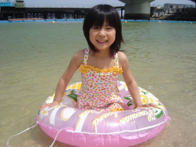 ４月１５日（日）から４月１８日（水）まで、５歳の娘と２人で沖縄に行ってきました。<br />わたしも娘も沖縄は初体験。<br />小学生になる前だったら平日やオフシーズンにいろいろなところに連れて行ってあげられると思い、計画しました。<br />初日は空港からそのまま首里城公園へ。旧琉球王朝の文化にふれてきました。<br />２日目は波の上ビーチへ。まだ少し肌寒く、ビーチはほぼ貸切状態でした。<br />３日目は国際通りへ。ネオンの輝きに沖縄のエネルギーを感じました。<br />そのまま国際通りの琉球舞踊と琉球料理のお店・四つ竹へ。琉球文化にふれながら琉球料理を楽しむ、ぜいたくなひとときでした。<br />娘は２日目に海に入ったせいで３日目の夜から熱を出し、ホテルで看病していました。<br />娘は、「しんどいよ〜。はやくおうちにかえりたいよ〜。」と言っていましたが、大きくなったら、それもまたいい思い出になるかな、と思います。<br />とにかく沖縄を満喫した３泊４日でした。 