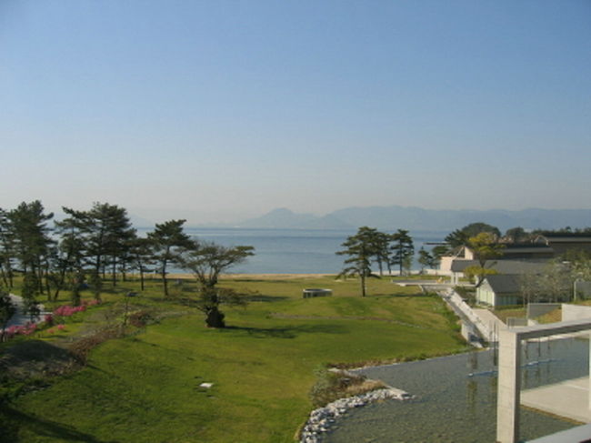 旦那の両親と4人で直島のベネッセハウスへ。<br />直島はアートな島でした♪<br /><br />島らしい自然あふれる美しい景色に癒されつつも、<br />ちょっと斬新過ぎる？作品の数々に、<br />芸術音痴（笑）の我々の五感はパンク寸前？！<br /><br />安藤忠雄氏の魔術に嵌った旅でした・・・。<br /><br />今回は1泊2日の慌しい日程に加え、GWで混んでいたので、<br />次回訪れるなら、静かな時期にゆっくりと滞在したいものです。