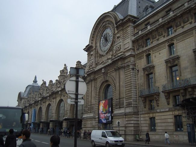 オルセー美術館の建物はもともと1900年のパリ万国博覧会開催に合わせて、オルレアン鉄道によって建設された鉄道駅舎兼ホテルでした。<br />建物の中をみると駅のホームの雰囲気が残っています。<br />一時は取り壊し話も浮上しましたがフランス政府によって保存活用策が検討されはじめ美術館として生まれ変わることとなったのです。<br />こうして1986年、オルセー美術館が開館しました。いまではパリの観光名所としてすっかり定着しています。<br />展示品は印象派やポスト印象派など19世紀末の芸術品が多数あります。<br /><br />展示されている絵画には「美術の授業で見たことある！」というものが結構ありますよ。<br /><br />このほかにも多くの作品が展示されています。というか建物自体、強いて言えばパリそのものが芸術的作品ですね！！