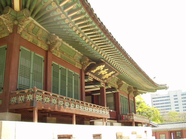 初めて訪れたアジアの国・<br />近くて遠い韓国で見つけた意匠の数々。<br /><br />写真は昌慶宮（チャンギョングン）にて<br /><br />トラックバックもご覧下さい。