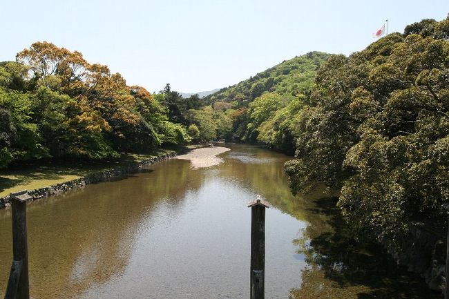 伊勢神宮／内宮を訪ねてきました。<br />予想通りの人手でしたが、杉の大樹下をゆっくりと散策し、心の落ち着くひと時でした。<br />