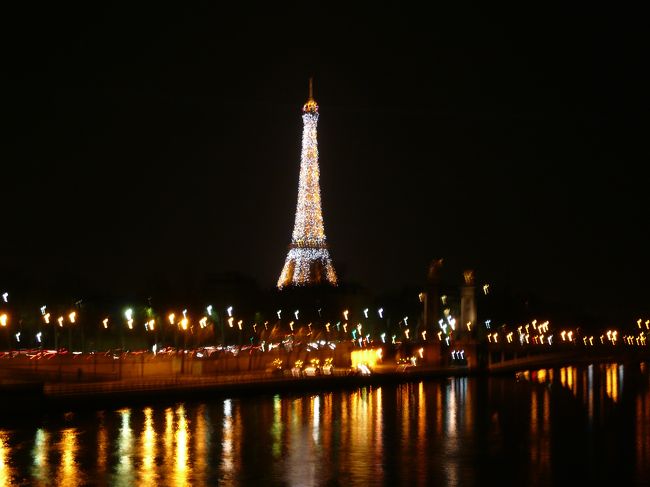 パリの夜景は本当に綺麗。<br />ただの綺麗さじゃなぃ。芸術品そのものだと思う。<br /><br />まずは　コンシェルジュリーの夜景･･･。コンシェルジュリーは、パリに何度行っても必ず訪れる場所です。ここは、毎回どんな友達とパリへ行ったとしても、1人ゆっくり時間を掛けて回りたい場所なので、必ず時間を取って1人で行く事にしています。マリー・アントワネットに興味のある人は必須デス。ロベス・ピエールってこんな顔をしてたのねぇ〜。と歴史好きな私にはかなり浸れる場所です。<br /><br />そして、コンシェルジュリーの目の前のシャンジュ橋から見えてくるのは、キラキラと輝くエッフェル塔です。キラキラは確か最後深夜1時過ぎくらいまで10分間ほど光っていたと思います。<br />（間違っていたならゴメンなさい･･･）<br /><br />でも、今回かなり深夜まで外を友人達と歩いていたけど、2時・3時でそのキラキラを見た事はなかったです。<br /><br />あと、今回、バスティーユ広場からいきつけバーの帰り道　セーヌ河（ルーブル方面）へ深夜歩いてたのですが、１つ筋を間違えてたみたいで、どうやらレピュブリック方面へ向かっていたらしい。<br /><br />この時初めてレピュブリック駅へ行ったのですが、深夜のレピュブリック駅周辺は大変ライトアップが綺麗でした。<br /><br />もっともっと見とれてたかったのですが、無事アパートに戻りたい（けどその前にラーメン屋さんでラーメン食いたい！）という気持ちが勝ってしまってそそくさ通り過ぎてしまいました。<br /><br />どうしても気になって、違う日の昼間レピュブリック駅でメトロを降りてみることにした。夜と全然違〜ぅじゃぁ〜ん！と思った。夜の方が断然綺麗でした。（もちろん昼間も素晴らしいですけど）<br /><br />パリ市庁舎のライトアップも大変綺麗！本当に綺麗！ここの建物がまずお城なんだもの・・・。昼でもゴージャスなんだろうなぁ・・・。目の前には、なぜかメリーゴーランドが置いてあります。<br /><br />ルーブル美術館。ここは、パリ好きの皆さんならもうご存知か、と思いますが本当に綺麗です。<br /><br />オペラ座ライトアップも綺麗だと思いますが、周辺がなんだかそっけなく寂しい気がするのは私だけ！？<br /><br />あと、ノードルダム寺院・コンコルド広場にあるエジプトのオベリスク・裁判所・フランス学士院など。<br /><br />なんと言っても、エッフェルのあのキラキラネオン夜景には言葉が出ない程美しい。本当に素敵です。