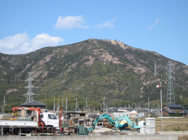 日曜日を利用して、兵庫県高砂、姫路、加古川あたりを散策してみました。<br />山の高さは、低いですがこのあたりの山の特徴として、岩盤が露出しており、高い木も生えていません。<br />休日ちょっとした散策に最適です。<br />