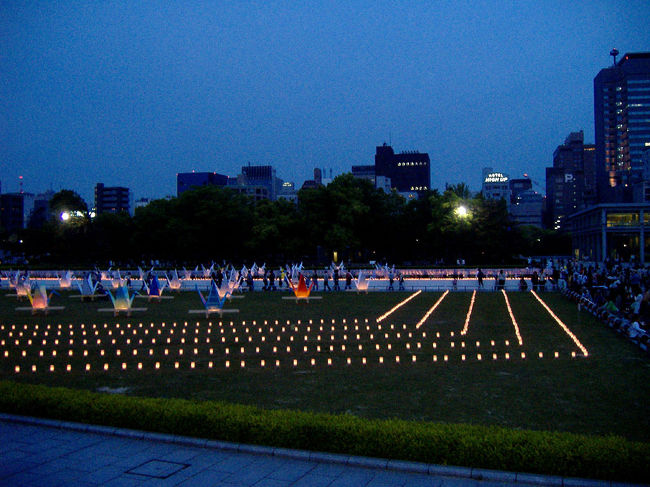 広島のＦＦは毎年５月３・４・５日の三日間、平和記念公園や平和大通りをメイン会場にして行われます。<br />広島ＦＦは今年で３１回目になります。１９７５年に広島東洋カープのセ・リーグ優勝パレードが行われ、当時としては驚異的な３０万人を動員しました。<br />それをきっかけに、全市民が参加できる祭りをとを１９７７年よりＦＦが始まりました。<br />今年のテーマは、「花舞台　はじける笑顔　あなたが主役」です。三日間で１６０万人もの人が集まって来る一大イヴェントで、広島の街はＦＦ一色になります。子供から大人まで、多くの人々が楽しんでいました。<br />昼間の華やかな催しものやパレードは、メディアで紹介されますので、ライトアップされた原爆ドームや平和記念公園の夜の顔を紹介したいと思います。<br /><br />昼間見るのとは全く違う顔がありました。