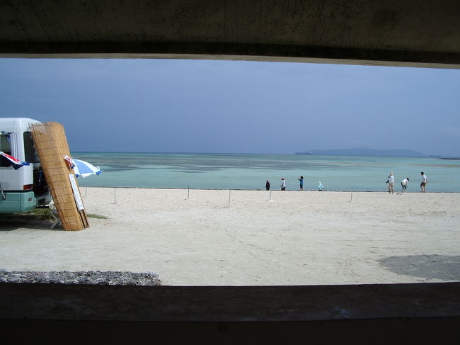 離島桟橋（石垣島）からフェリーで５分のところにある島。<br />人口３００人余り、周囲９．２キロ。<br />沖縄民謡の「安里屋ユンタ」の舞台。<br />レンタサイクルで一周しました。<br /><br />写真は「コンドイビーチ」です。